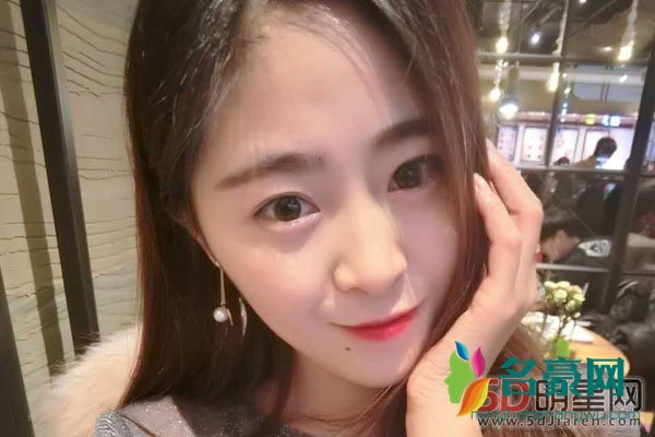 兔子牙兔小牙真名档案 她唱的沙漠骆驼看得出还是很吃力