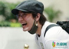 陈坤凌晨现身机场 与人灿笑聊天毫无明星包裹