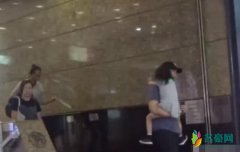 刘恺威抱小糯米逛街 小糯米面对镜头打招呼星范儿
