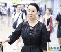 陶虹穿黑裙笑容甜美 现身机场歪头卖萌十分可爱