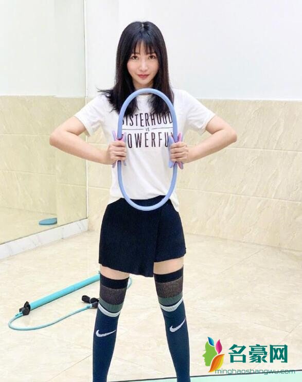柳岩晒健身照