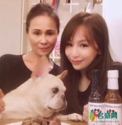 王心凌和妈妈为爱犬庆生 母女同框模样神似