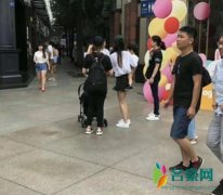 Baby出游被偶遇 抱着小海绵逛街画面温馨