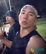 刘畊宏周杰伦打篮球 两人对镜搞怪比V帅酷十足