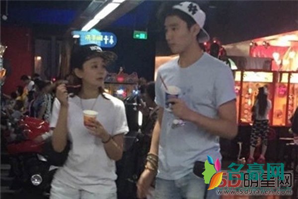 于小彤和海陆差几岁 相差十岁是有代沟的,像单身妈妈带着儿子
