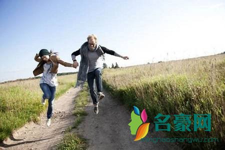 女性朋友不要因为爱情而盲目的放弃所有东西，那是危险的