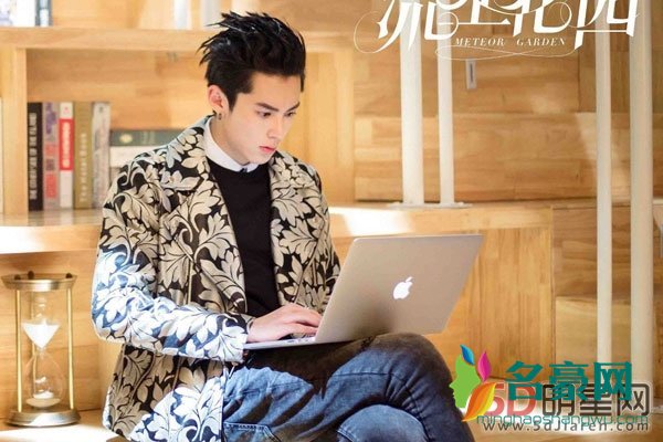 王鹤棣怎么读个人资料 他是不靠任何东西也不靠任何家庭背景而火的
