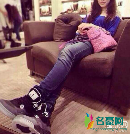 AJ4女生怎么搭配 女生穿AJ4的效果图