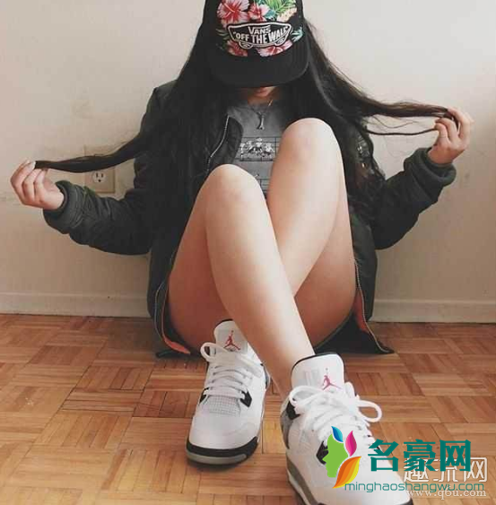 AJ4女生怎么搭配 女生穿AJ4的效果图