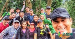 64岁周润发雨中爬山 与众好友爬山体力如壮年