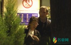 闫妮深夜约会外国友人 减肥后的她宛如少女