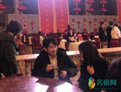 陈晓陈妍希同框 全程手拉着手甜笑恩爱十足
