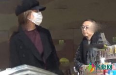李菲儿与富豪回别墅 一同牵手逛超市举止亲密十足