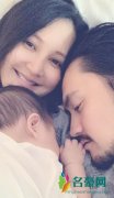 袁弘结婚纪念日晒照 依偎在老婆肩膀十分温馨幸福