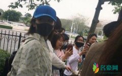 杨紫工作室呼吁理智追星 被人用花束砸脖子太惊险