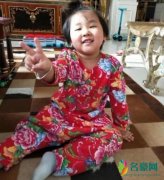 郭德纲小儿子近照 顶着西瓜头对镜比耶可爱十足
