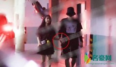 吴亦凡女友疑曝光 与神秘女子十指相扣行为很是亲