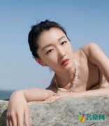 周冬雨海边拍写真 腰间丝带点缀优雅气质尽显