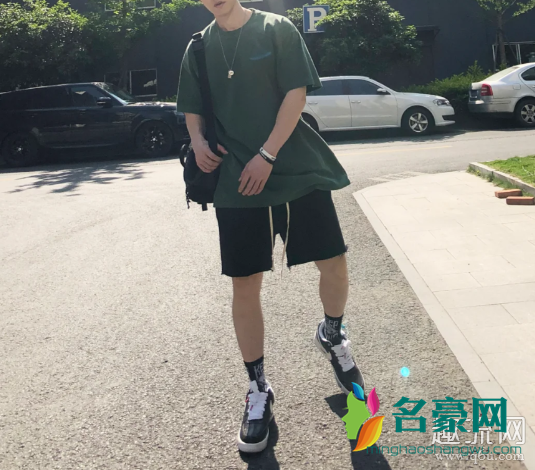 高街短裤穿搭分享：夏季舒服不费力的搭配方式！