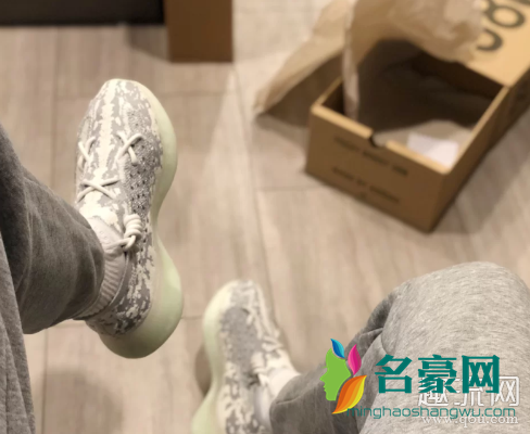 椰子380搭配图赏析 椰子380kaws鞋带怎么系