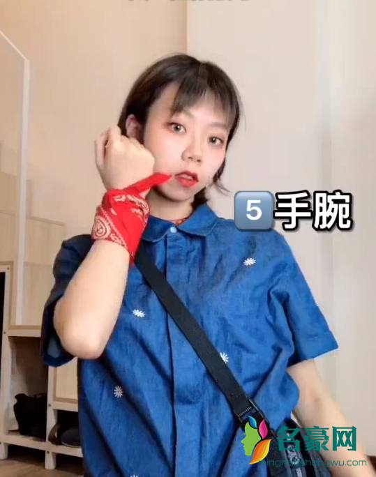 腰果花方巾系法图解,一招教你如何系在手上,脖子上和裤子上!