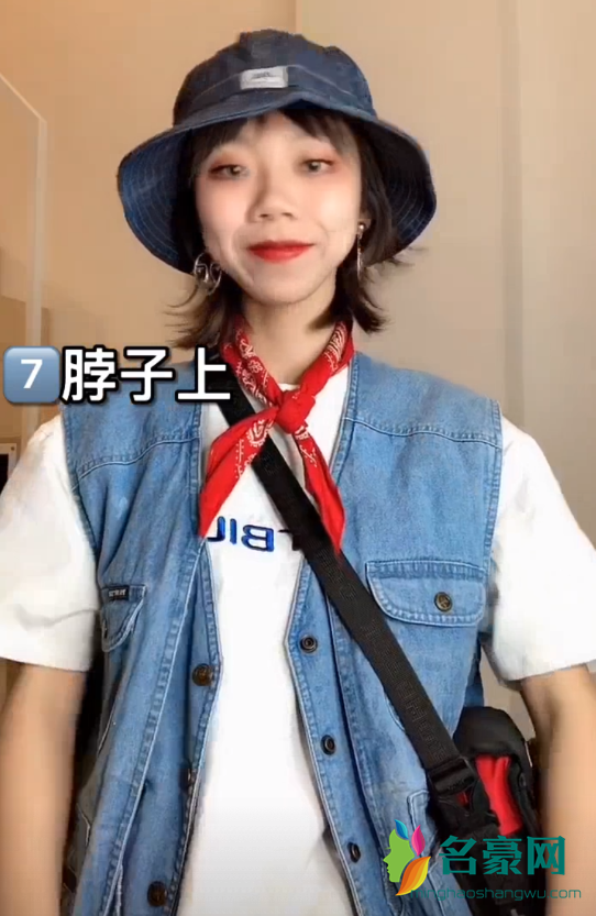 腰果花方巾系法图解,一招教你如何系在手上,脖子上和裤子上!