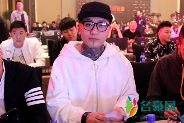 方丈王逗逗为什么分手 俩人压根就没谈过只是演戏赚粉丝钞票罢了