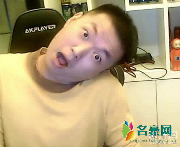 五瓶药水是什么梗什么歌曲 我出门总是带着五瓶药水歌词