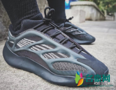 Yeezy 700 V3 “Black”配色上脚赏析 椰子700偏码吗