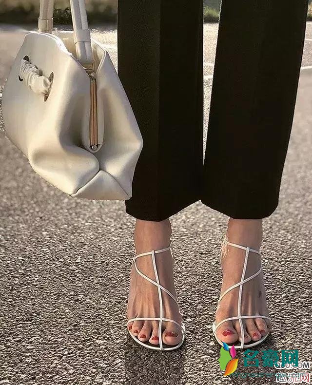 2019夏天流行的凉鞋流行趋势 2019女鞋凉鞋穿搭街拍图