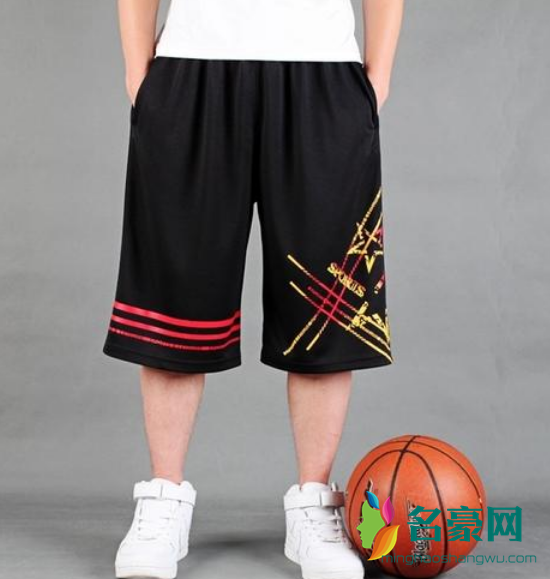 篮球短裤怎么搭配出街好看 篮球短裤为什么要过膝