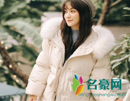 毛线针织帽怎么搭配衣服 毛衣搭配什么外套好看