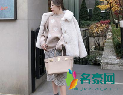 毛线针织帽怎么搭配衣服 毛衣搭配什么外套好看