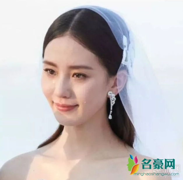 脖子短的人适合什么领的衣服 脖子短是什么原因 怎么变长