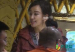67岁刘晓庆深夜会友 全程开怀大笑主动敬酒很是豪爽