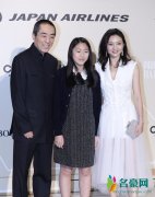 张艺谋携娇妻爱女同框 张壹娇脚踩红色小皮鞋乖巧