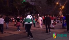 张艺兴和阿姨跳广场舞 动作十分标准可爱