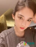 娜扎晒自拍照 对镜托腮甜笑女神范十足