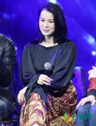 胡杏儿40岁生日 获蛋糕鲜花笑容灿烂温柔可人