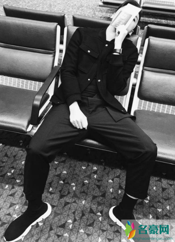 balenciaga袜子鞋怎么搭配 巴黎世家袜子鞋明星搭配示范