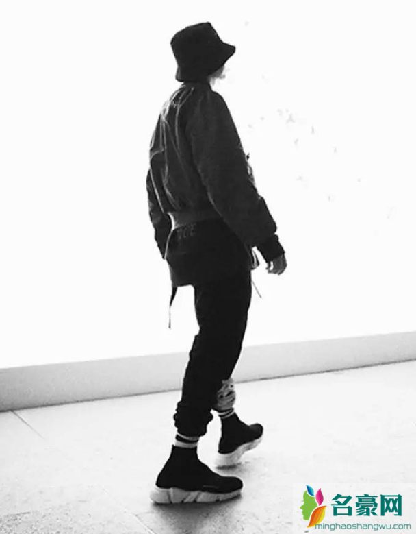 balenciaga袜子鞋怎么搭配 巴黎世家袜子鞋明星搭配示范