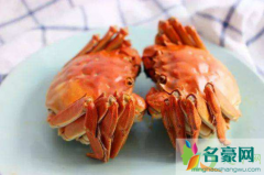 蒸螃蟹紫苏包放水里还是放蒸屉上 蒸螃蟹时放什么
