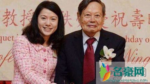 杨振宁和翁帆最新消息 老年斑都长满老脸了还说是为爱情