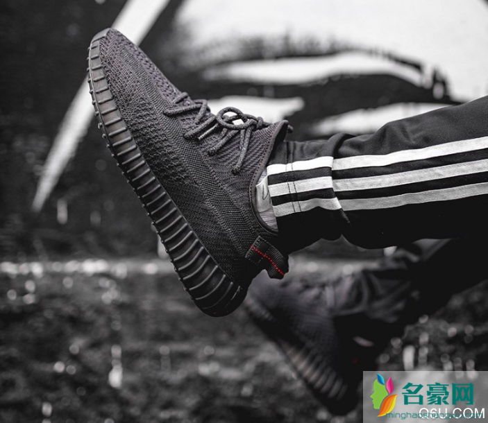 纯黑球鞋怎么搭配衣服 纯黑球鞋如何选择