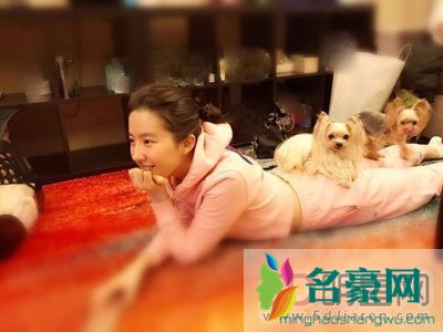 杨采钰陈金飞接吻激吻 不用说很多人都知道金菲是情侣关系