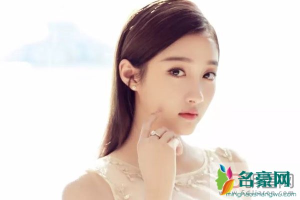 关晓彤的胸 只有身材好的颜值高的人才有美好的青春
