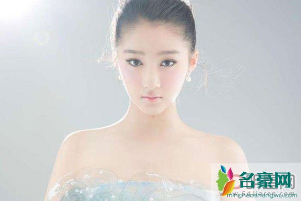 关晓彤的胸 只有身材好的颜值高的人才有美好的青春