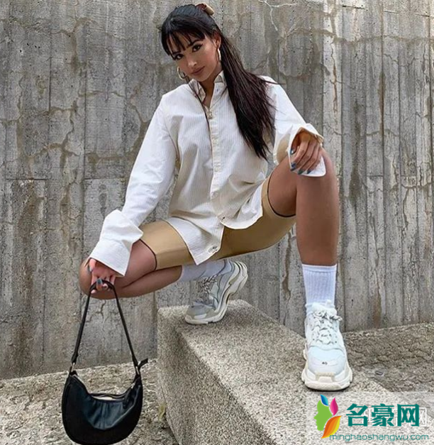 sneaker是什么意思中文 sneaker女孩拍照姿势图片欣赏