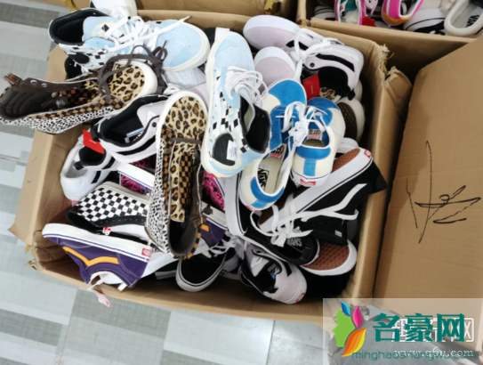 vans闷包哪里买是真的吗 vans员工闷包原价多少