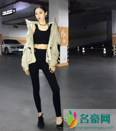 女生羽绒服怎么搭配才好看  女生羽绒服搭配技巧